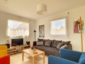 a living room with a couch and a tv at Maison Roscanvel, 4 pièces, 6 personnes - FR-1-370-52 in Roscanvel