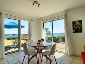 comedor con mesa y sillas y vistas al océano en Maison Roscanvel, 4 pièces, 6 personnes - FR-1-370-52, en Roscanvel