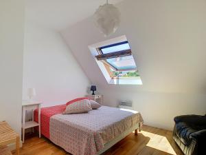 1 dormitorio con 1 cama y tragaluz en Maison Roscanvel, 4 pièces, 6 personnes - FR-1-370-52, en Roscanvel