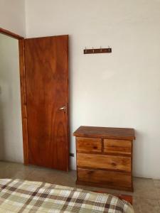 Habitación con puerta de madera y tocador de madera. en Don Pocho en Mar de Ajó