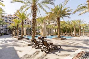 Bazén v ubytování Luxury 1 Bedroom with a Private Beach Taj Granduer residence at Palm nebo v jeho okolí