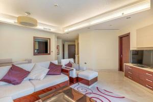 Posezení v ubytování Luxury 1 Bedroom with a Private Beach Taj Granduer residence at Palm
