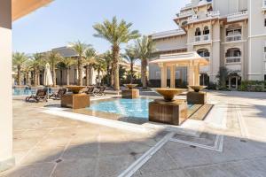 Bazén v ubytování Luxury 1 Bedroom with a Private Beach Taj Granduer residence at Palm nebo v jeho okolí