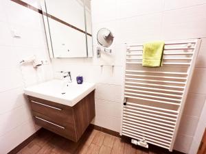 a bathroom with a sink and a shower at FeWo-Zimmer-Auszeit in Drahnsdorf