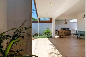 an open floor plan with a dining room and living room at Ótima localização a 600 m shopping Esmeralda in Marília