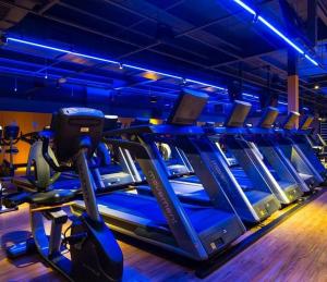 a gym with a row of cardio machines at Ótima localização a 600 m shopping Esmeralda in Marília