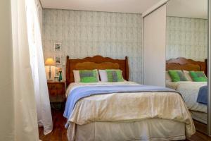 a bedroom with two beds with green and white at Ótima localização a 600 m shopping Esmeralda in Marília