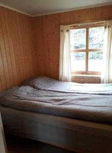 Posto letto in camera con finestra di Lofoten - Stor leilighet i idyllisk fiskevær a Sund