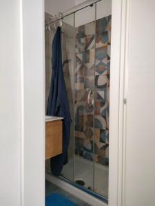 een badkamer met een douche en een glazen deur bij Suite Europa in San Vito dei Normanni