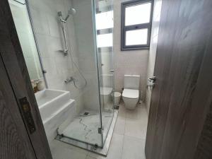 A bathroom at 3bedroom apartment with a private pool Még 5 kép