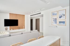 A television and/or entertainment centre at 3bedroom apartment with a private pool