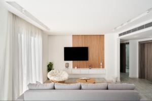 A television and/or entertainment centre at 3bedroom apartment with a private pool
