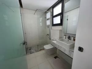 A bathroom at 3bedroom apartment with a private pool