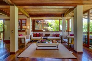 a living room with a couch and a table at Chocolate Hotel in Itacaré