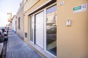 un edificio con una porta sul lato di una strada di Bandiera 68 Apartment a Cagliari