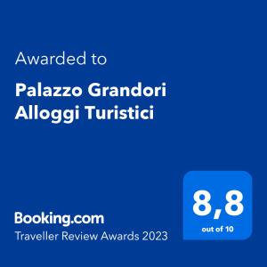 un signe bleu avec le texte attribué au palaza grandront aligrett dans l'établissement Palazzo Grandori Alloggi Turistici, à Viterbe
