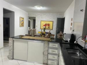 Apartamento Diamante في ديامانتينا: مطبخ مع كونتر توب وطاولة