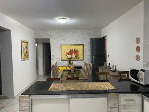 Apartamento Diamante في ديامانتينا: مطبخ وغرفة طعام مع طاولة وطاولة طعام