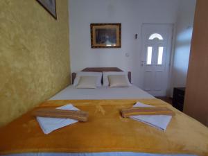 - une chambre avec un lit avec deux croix dans l'établissement Apartments Blago Sutomore, à Sutomore