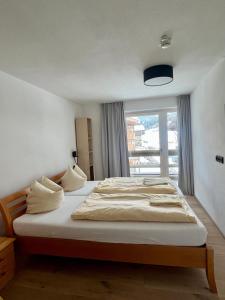 Łóżko lub łóżka w pokoju w obiekcie SKILL Mountain Lodge - Ski und Bike Hostel im Sommer mit JOKER CARD