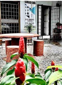 居林的住宿－SUPER COMFY HOME @ KULIM CITY，桌子和一些植物在建筑前
