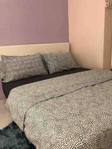 een slaapkamer met een bed met 2 kussens erop bij SUPER COMFY HOME @ KULIM CITY in Kulim