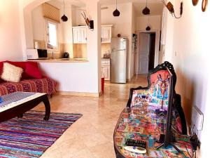 ein Wohnzimmer mit einem Sofa und einem Stuhl in der Unterkunft South Marina Apartment Wi-Fi available in Hurghada