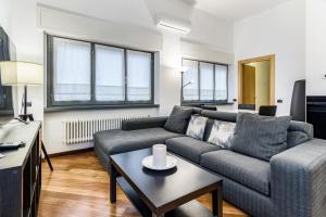 sala de estar con sofá y mesa en BePlace Apartments in Dateo, en Milán