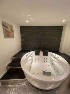 - une grande baignoire dans une chambre avec des escaliers dans l'établissement La maison de la pointe rouge, à Marseille