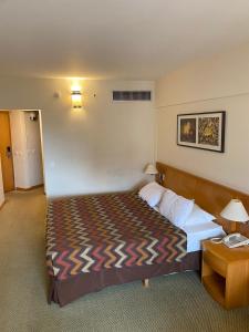 En eller flere senger på et rom på Hotel & Residência Alphaville