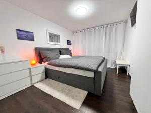 um quarto com uma cama com uma mesa de cabeceira e uma cama sidx sidx sidx em Casa Ucliva - Charming Alpine Apartment Getaway in the Heart of the Swiss Alps em Rueras