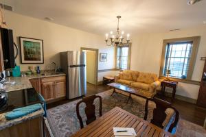 eine Küche und ein Wohnzimmer mit einem Sofa und einem Kühlschrank in der Unterkunft Thomas Rose Inn in Lewisburg