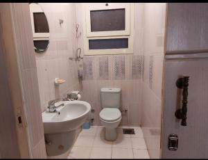 uma pequena casa de banho com WC e lavatório em Family residence in the best location no Cairo
