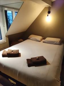 ein großes Bett mit zwei Handtüchern darüber in der Unterkunft MARAIS CHIC heart of Paris, premium location ! in Paris