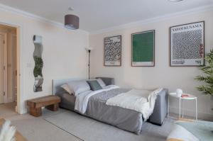 Postel nebo postele na pokoji v ubytování Cosy, Secluded Apartment with Xbox - Free Parking - 8 min to LGW Airport