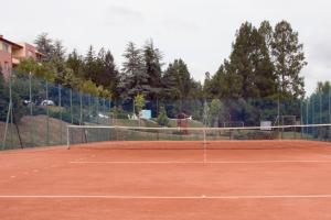 Tenis alebo squash v ubytovaní Vita Apartmanok alebo jeho okolí
