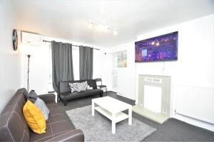 a living room with a couch and a table at London zone2 Classic 3 bedroom in London