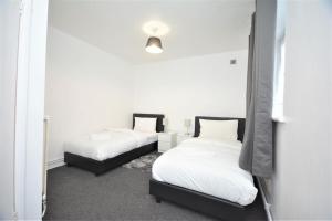 Tempat tidur dalam kamar di London zone2 Classic 3 bedroom
