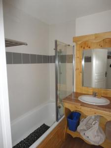 een badkamer met een douche, een wastafel en een bad bij Orelle 3 Vallées - 2 pièces 4 personnes in Orelle