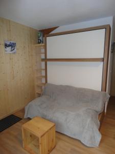 een slaapkamer met een bed en een houten tafel bij Orelle 3 Vallées - 2 pièces 4 personnes in Orelle