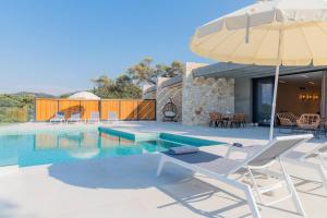 Πισίνα στο ή κοντά στο Villa Serapias by PosarelliVillas