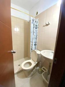 Baño pequeño con aseo y lavamanos en 2023 Apartamentos Múltiples Segundo Piso Casa Independiente, en Santa Marta