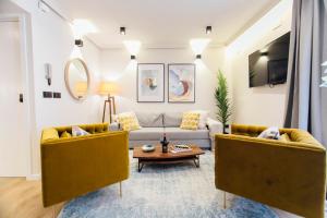 uma sala de estar com dois sofás e uma mesa em Modern and luxury- 2Bd 2Bth- Socorro em Sevilha