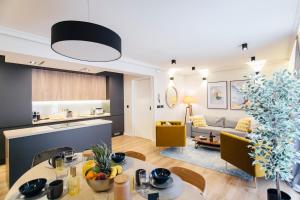uma sala de estar e cozinha com uma mesa e um sofá em Modern and luxury- 2Bd 2Bth- Socorro em Sevilha