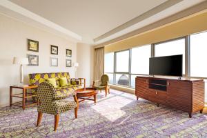 TV in/ali zabaviščno središče v nastanitvi Qabila Westbay Hotel