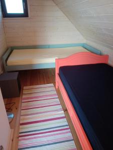 Cette petite chambre comprend un lit et un tapis. dans l'établissement Domek nad Wisłą, 