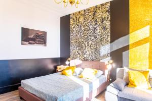 sypialnia z łóżkiem i kanapą w obiekcie Proximité Centre/Fac au calme avec vue w mieście Tulon