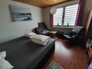 ブラウンラーゲにあるEulennest EG-UG und Mäusenest OGのベッドルーム1室(ベッド1台、椅子、デスク付)