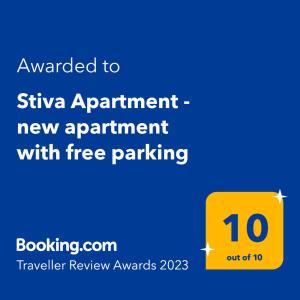 un letrero amarillo con cita con aza y aparcamiento gratuito en Stiva Apartment - new apartment with free parking, 150m from the beach, en Kaštela