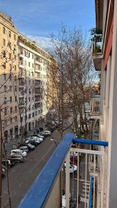 Un balcón con vista a un estacionamiento. en Luciano Licia Guest House, en Roma